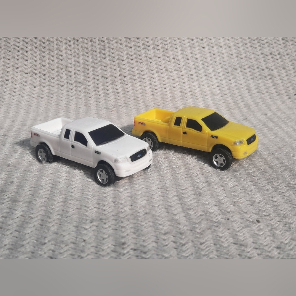 Ford ERTL F-150 Pickup Trucks 2004 White & Yellow